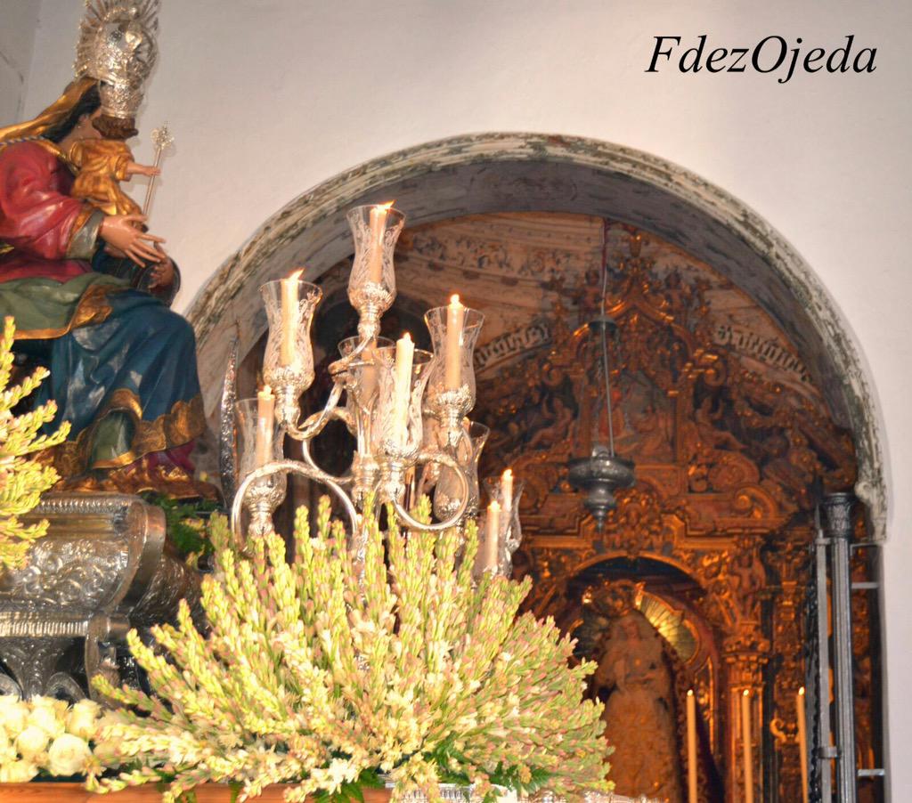 MiradyVed's tweet photo. Emoción, cantos y solemnidad vividos al paso de Ntra Patrona por la Capilla de Ntra Sra de los Dolores. http://t.co/ccvSbcUKy9