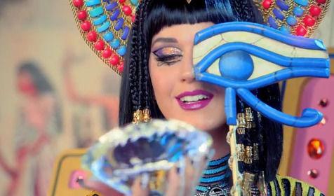 MusikKL's tweet photo. 1 Dalam klip Dark Horse, terlihat sangat jelas bahwa Katy menggunakan simbol mata satu #RollinTuesday http://t.co/478ThKMsEU