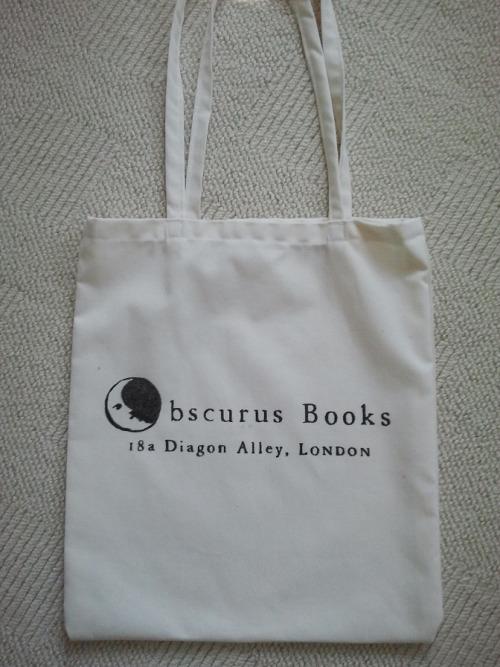 ObscurusBooks's tweet image. Estás deseando comprar tus libros favoritos en el Callejón Diagon. Admítelo.