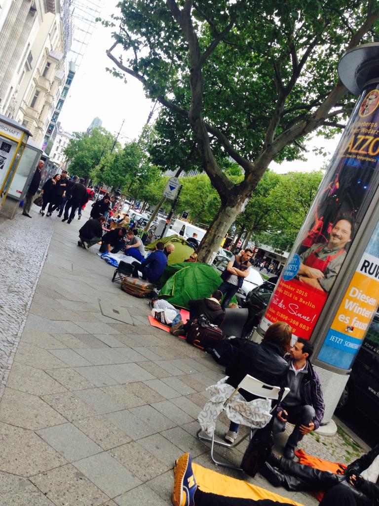 UtaKeseling's tweet photo. Eine Stadt, zwei Welten: die einen warten auf ein neues Leben, die anderen auf ein neues iPhone #berlin #refugees http://t.co/MWluDX1gAV