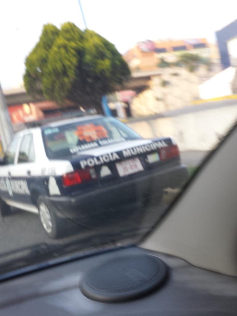 eric1606's tweet photo. Día 2, ya cambiaron modelo pero sigue mal estacionado frente a Blockbuster Bellavista @AtizapanMx @CdSatelite http://t.co/T3lw5ULFLW