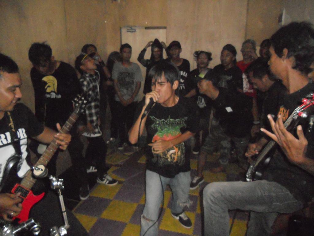 "Ruang Raung" studio gigs solidarity for Rumah api <a href="/mltn_grind/">MILITAN</a>