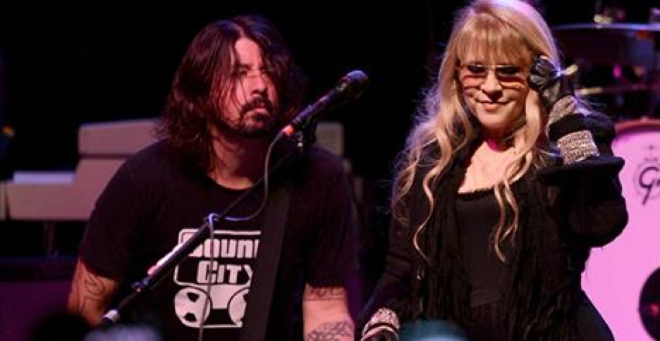 RollingStone's tweet photo. Watch Foo Fighters cover Tom Petty with Stevie Nicks and Haim in L.A. http://t.co/ME0pYcDzq2 http://t.co/DaUUpTJVk0