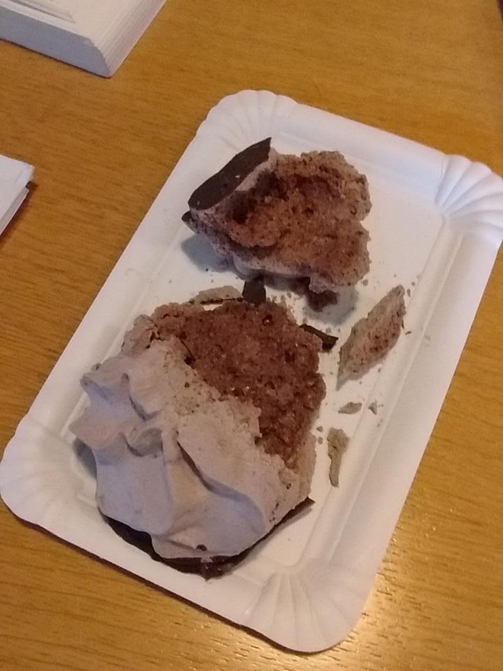 Analysekontoret's tweet photo. Simon giver kantinens nye kage en solid 7'er. #marengs #chokolademousse #kantinejørgen #bedreendhindbærsnitte? #næppe http://t.co/2wDftkiF9R