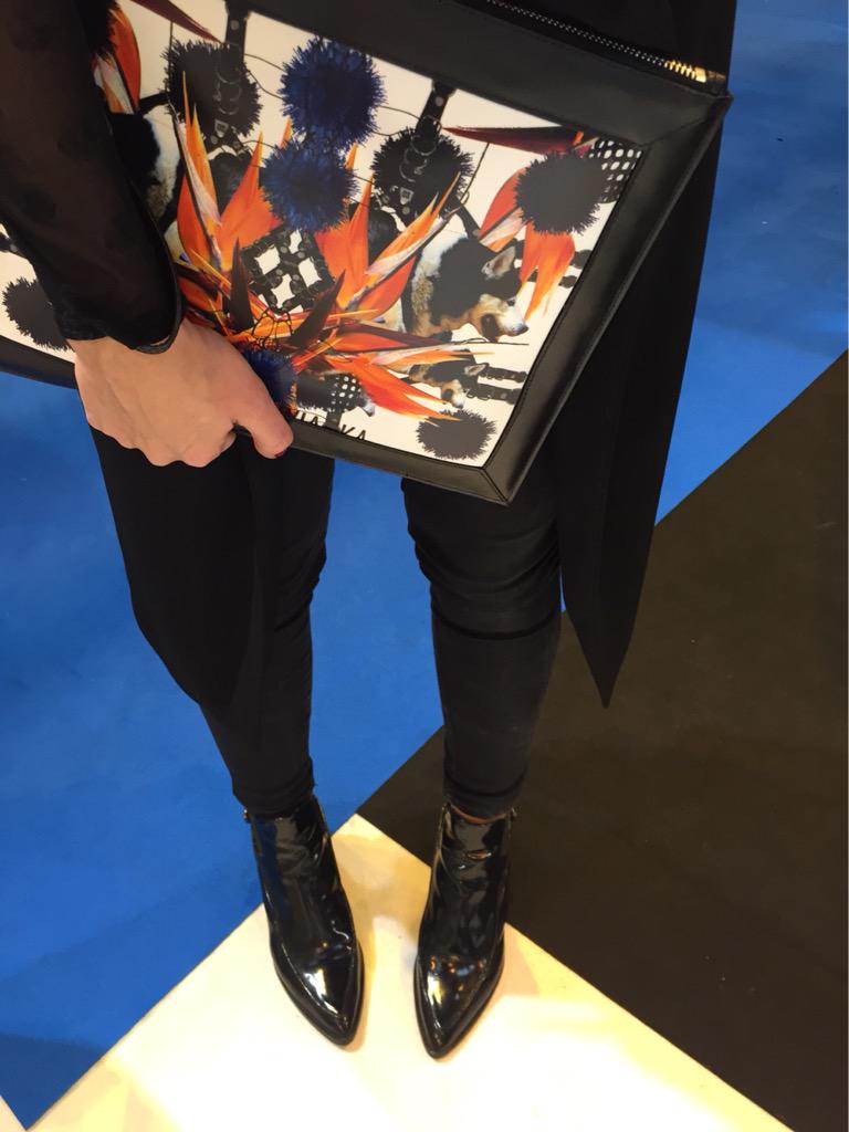 DominikaSwiacka's tweet photo. Large leather clutch #ss16 #LFW2015 #LFWSS16 #LFW #LondonFashionWeek #clutch #bags http://t.co/MEaPgJ2xtC