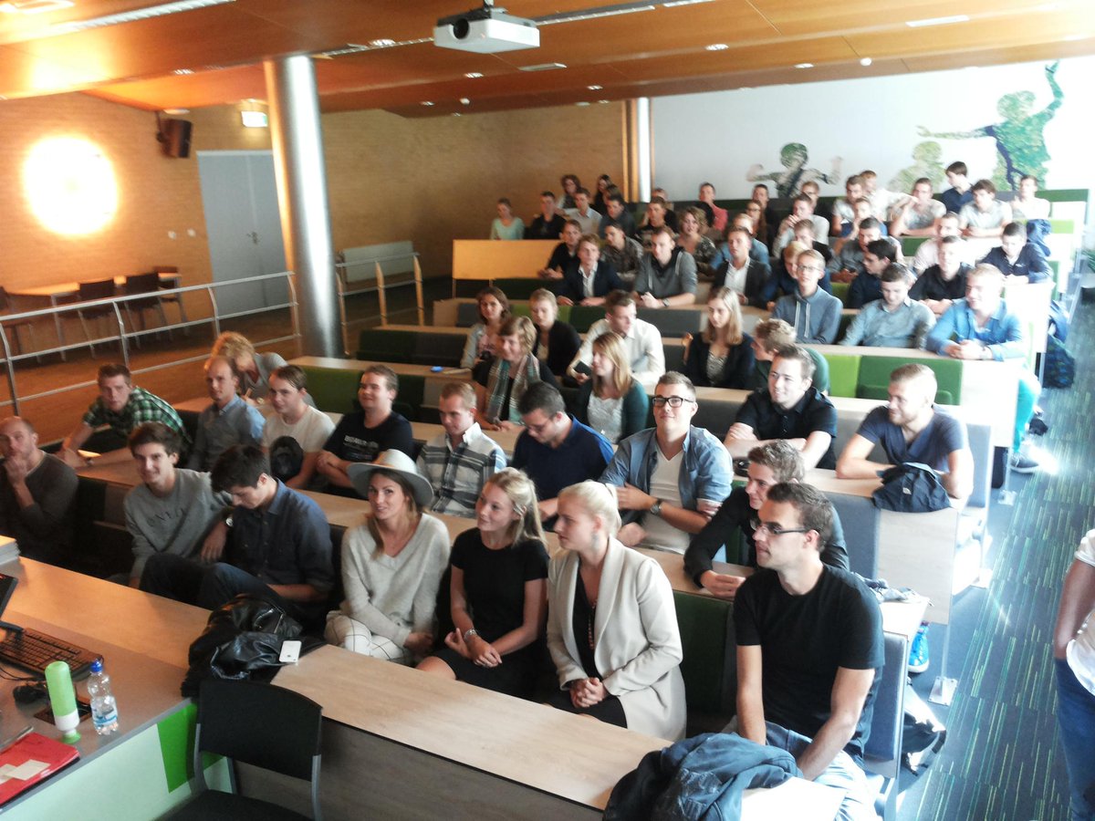 NicoMensen's tweet image. Volle bak bij de #propedeuse uitreiking van #bouwkunde #Windesheim. #trots op deze groep. #proficiat.