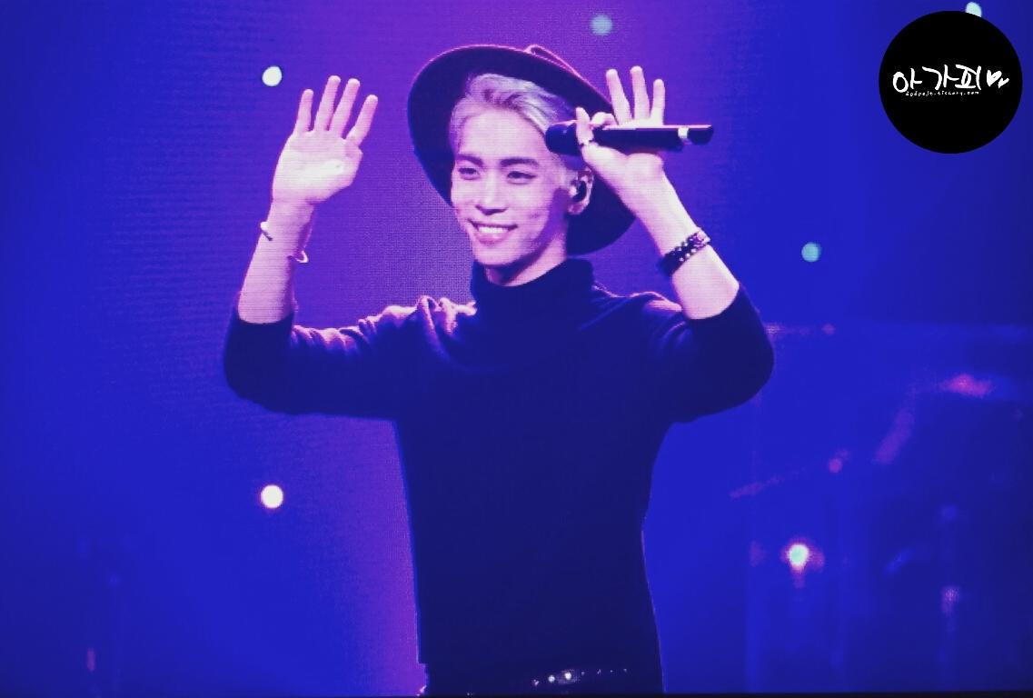 150922 Jonghyun @ 'Blue Night Concert.'  CPgvgpsUEAAmxRg