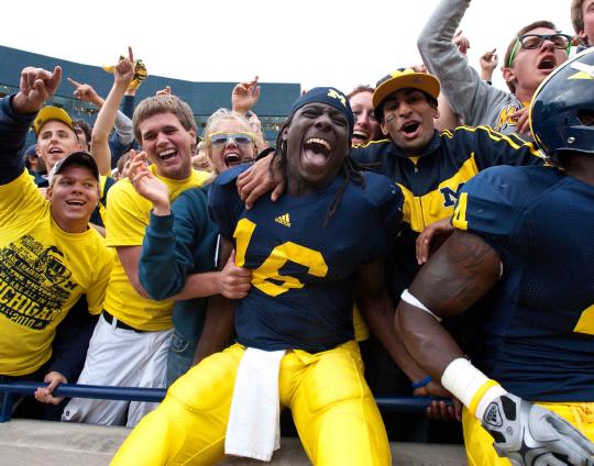 Happy birthday to former player Denard Robinson (  