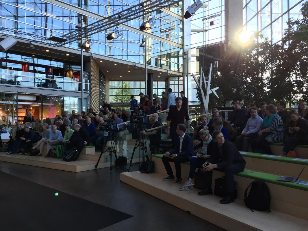 touqo's tweet photo. Crowd taking seats. If you are not here, tune in the live stream at http://t.co/oF4rpVNMzs #pitchingnight http://t.co/W0RU2frpmQ