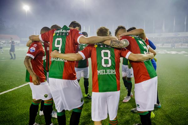 ADODenHaag's tweet photo. Mooie foto van de opkomst voorafgaand aan de wedstrijd. #genADO http://t.co/eqw8CXqeYq