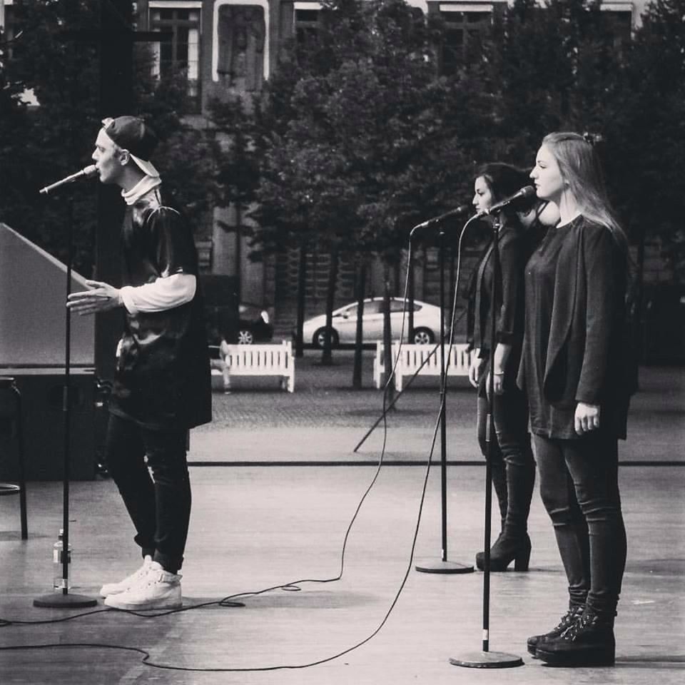 AnnaDaPandaSeal's tweet photo. Fotade @officialmaxes som sjöng i kungsan i söndags 👌 http://t.co/7xAY55EheR