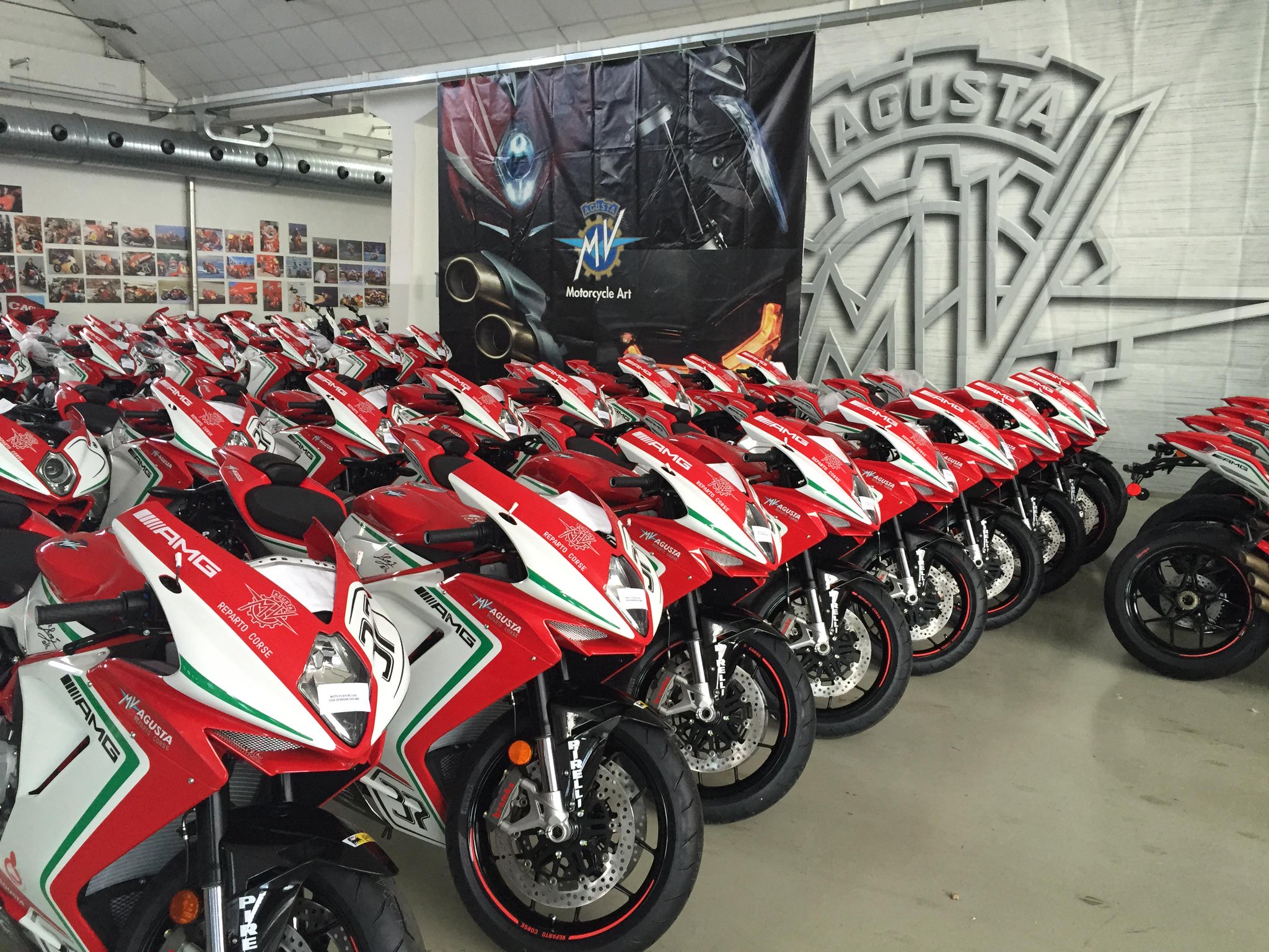 la nouvelle MV AGUSTA F3 et les autre modéles de la marque  - Page 13 CPh2l7UW8AEv_J9