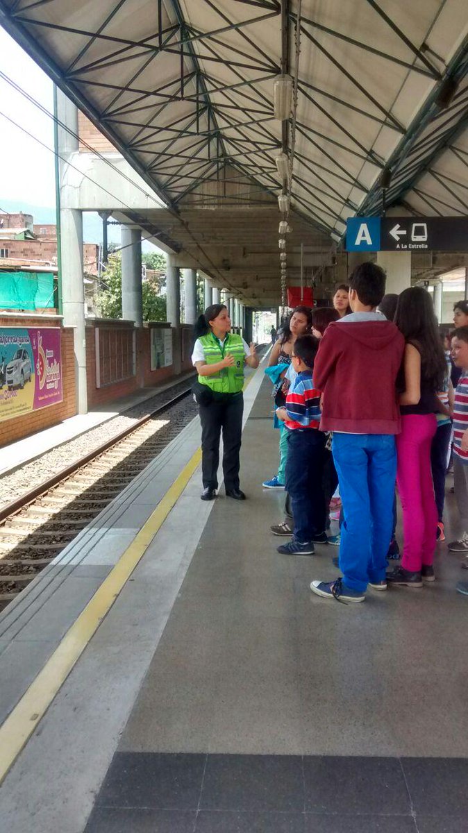metrodemedellin's tweet photo. 26 niños del colegio Gimnasio Campestre Marie Curie, de Bogotá, visitan #NuestroMetro y conocen la #CulturaMetro. http://t.co/606lGrl8Rr