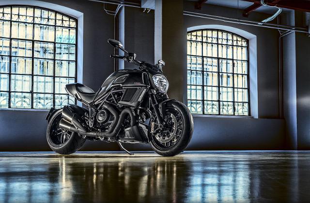 motomania_cc's tweet photo. La nueva Ducati Diavel Carbon, simplemente nos dejó sin palabras !!
#superbike #mmtest #Ducati #motorbike http://t.co/ihrb7MEGqx