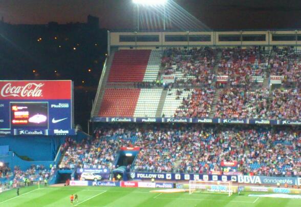 RotoChop_'s tweet photo. Detallazo por parte de la afición del Getafe el hacer que sus jugadores se sientan como en casa http://t.co/SPjLefbBxM
