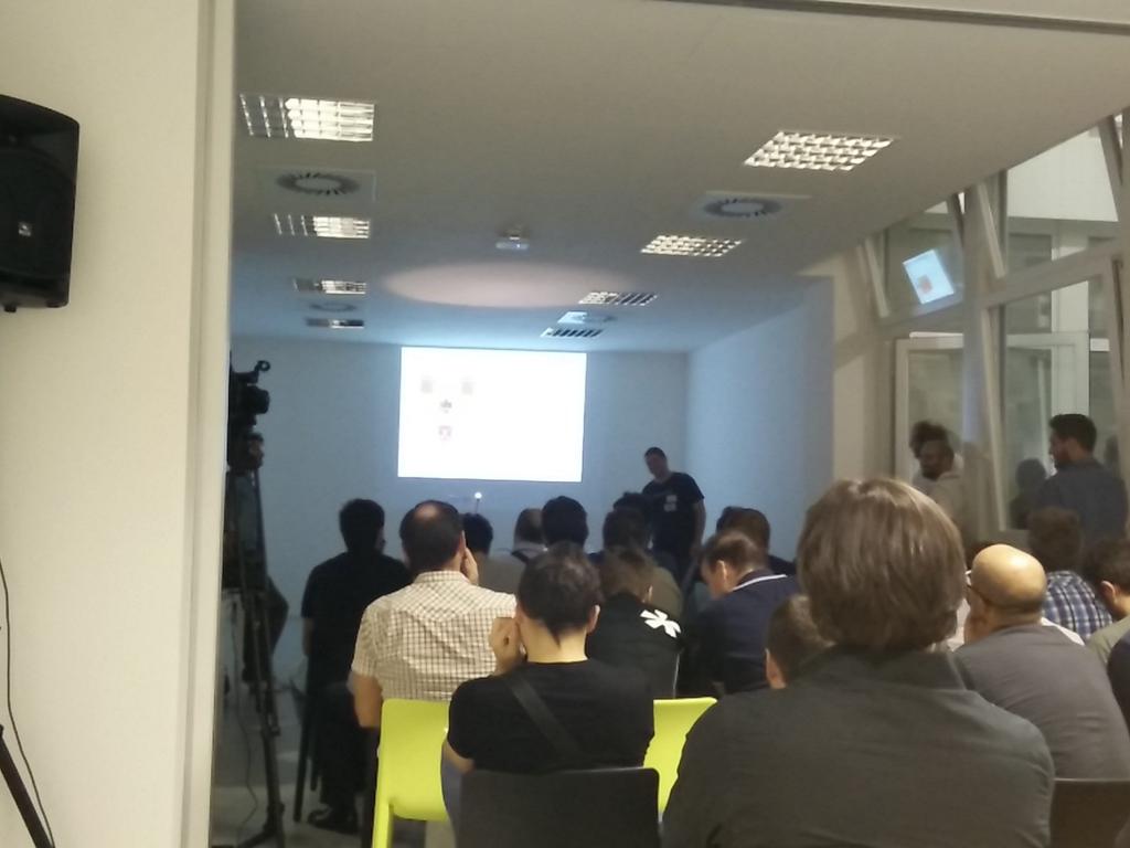 webartoli's tweet photo. Non possiamo più dire che avere la testa fra le nuvole sia un bad! #Yoox #BeCloud #aws #YOOXLabsTechEvent http://t.co/jq4LTILaqP