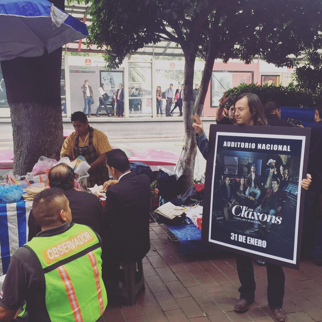 LosClaxons's tweet photo. @chololoz propagando la noticia! 
• Lanzamiento de #CentroSurYalOtroLado 27/OCT

#LosClaxons http://t.co/zIUFMDYP5P