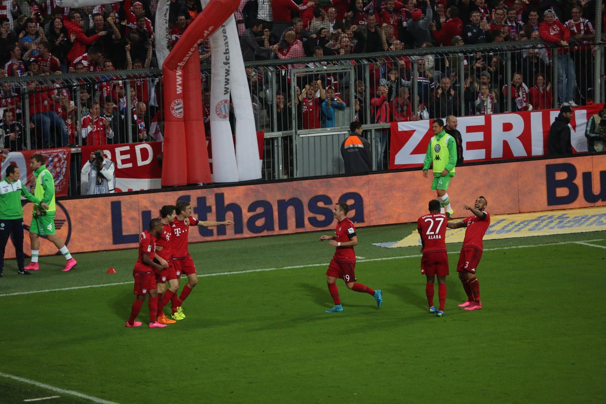 HATTRICK!!! Wieder <a href="/lewy_official/">Robert Lewandowski</a>! Dafür gibt's keine Worte! Unbeschreiblich! #FCBWOB 3-1