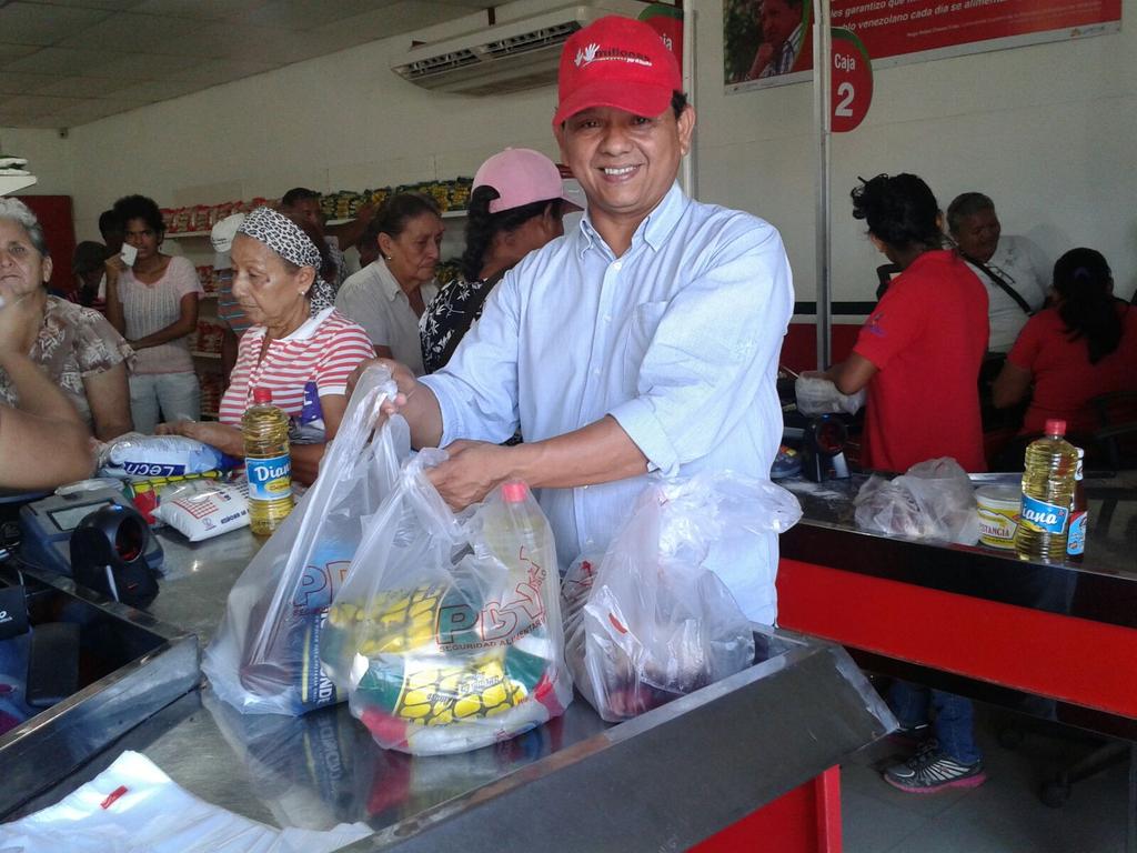 PDVAL_OFICIAL's tweet photo. Punto de Venta Maisanta en @Pdval_Amazonas beneficia 300 Usuarios/as, 750 Pers.
 con 3MilKg de Alimentos diariamente http://t.co/reiF8vT23w