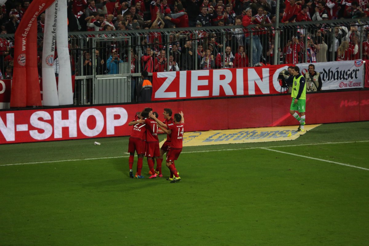 TOOOOOOOOOOOOOOOOOOOOOR hoch VIER!!!!
Wieder war's Rooooooooooooooooooooobert LEWANDOWSKI #FCBWOB 4-1