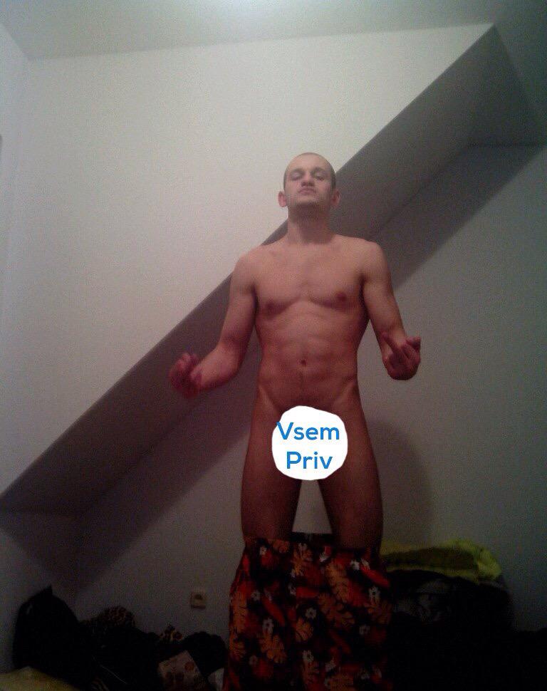 MartinKrasiviy's tweet photo. Ребята! Ден сейчас в больнице с травмой шеи! Так давайте же поможем ему лайками! #ДэнЖиви #PrayForDen #EuromaiDen http://t.co/fv86W6fZWx