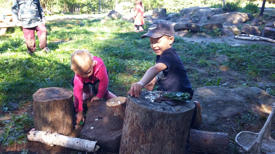 deannab23's tweet photo. Small world fun. @GreatMooseAdv #naturepreschool #ey http://t.co/wtnf2ParMa