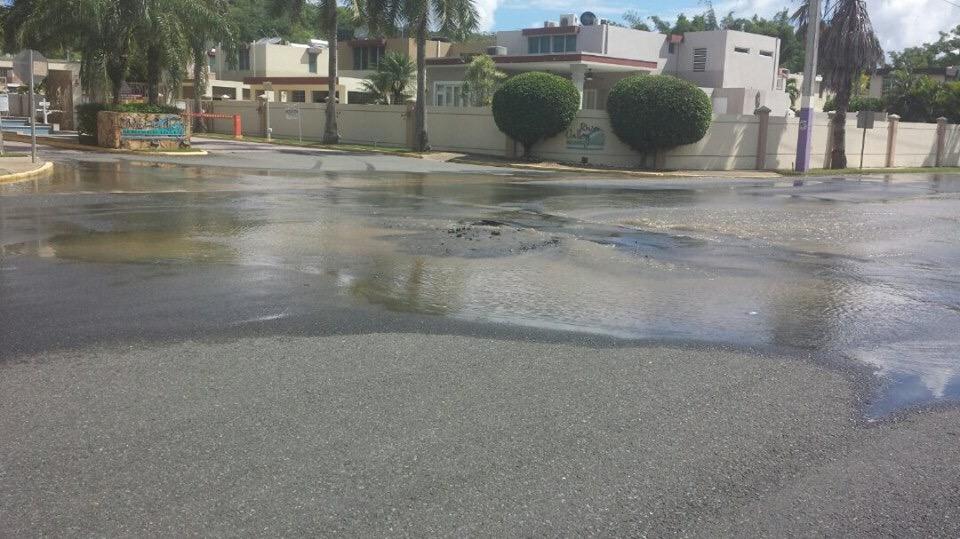 Salidero en la carr 962 frente a la Urbanización River Valley <a href="/ACUEDUCTOSPR/">Comunicaciones AAA</a>  <a href="/LORNNASOTO/">LORNNA J SOTO</a>