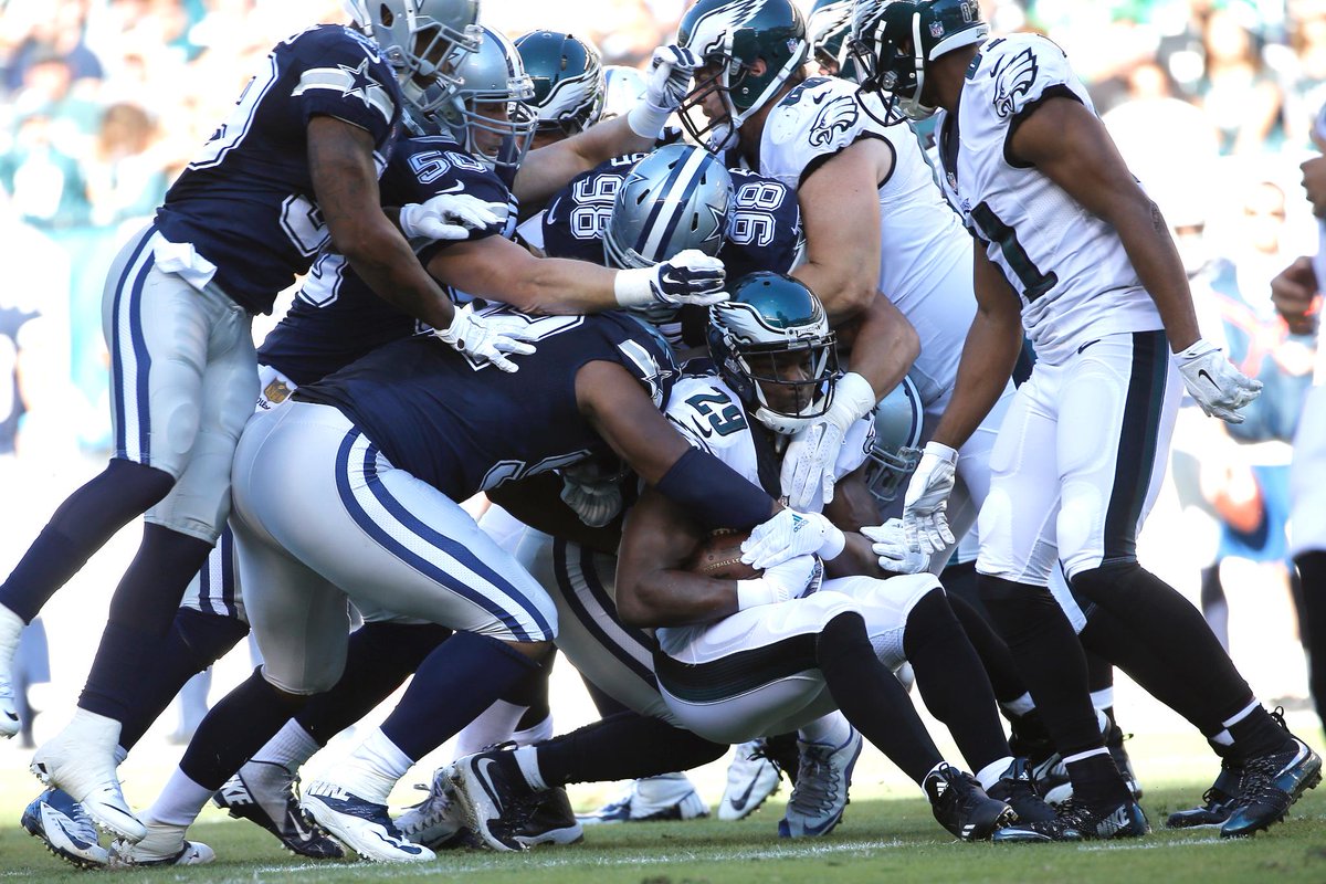 ESPNNFL's tweet photo. 24 quarterbacks had more rushing yards in Week 2 than DeMarco Murray. 
(📷AP/Michael Perez) http://t.co/9z03TJlMQP