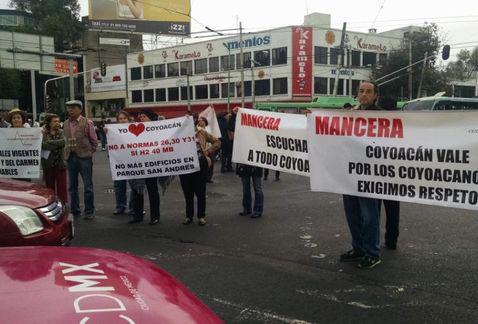 chydio's tweet photo. Protestan en Coyoacán contra cambio de uso de suelo http://t.co/cFbI7FMS4J  #CDMX #DF #PRD #México http://t.co/xlWeneNlnq