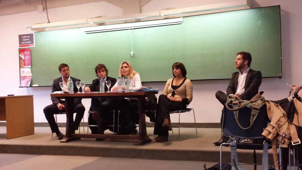 CorneliaSL's tweet photo. En pleno debate de Diputados en la UCA junto a @vikidonda @JuanSaintotte @cecpriuca http://t.co/XEnxbiwKB4