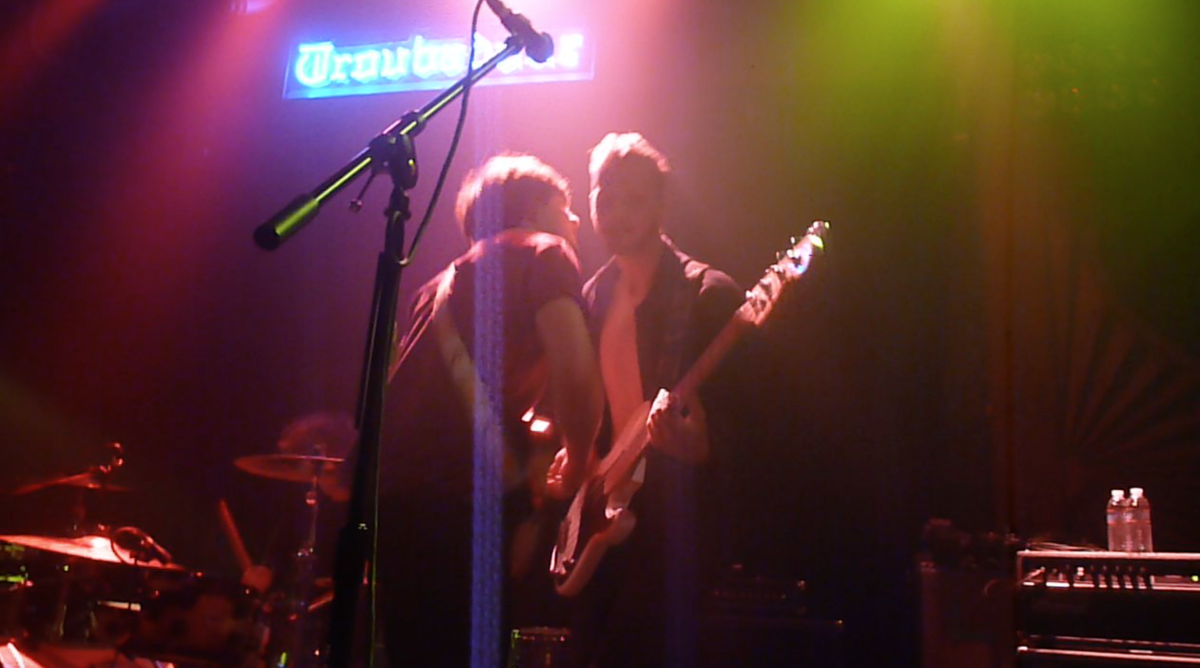 juliequips's tweet photo. 😀💬#KieranShudall & #SamRourke @CircaWaves confer during the intro to 😁#StuckInMyTeeth & agree to smash it.👊💥
Done. http://t.co/tCagmi3Kj9