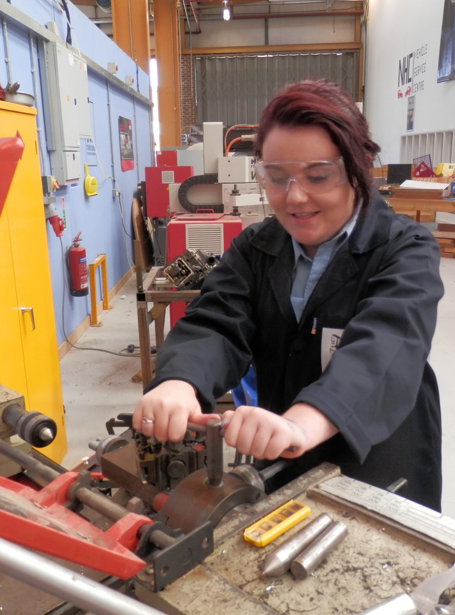 Jayesh_StemEduc's tweet photo. Engineering enrichment @Davinci_school @N_HertsCollege  Skills Centre http://t.co/qKfjNU3CFc