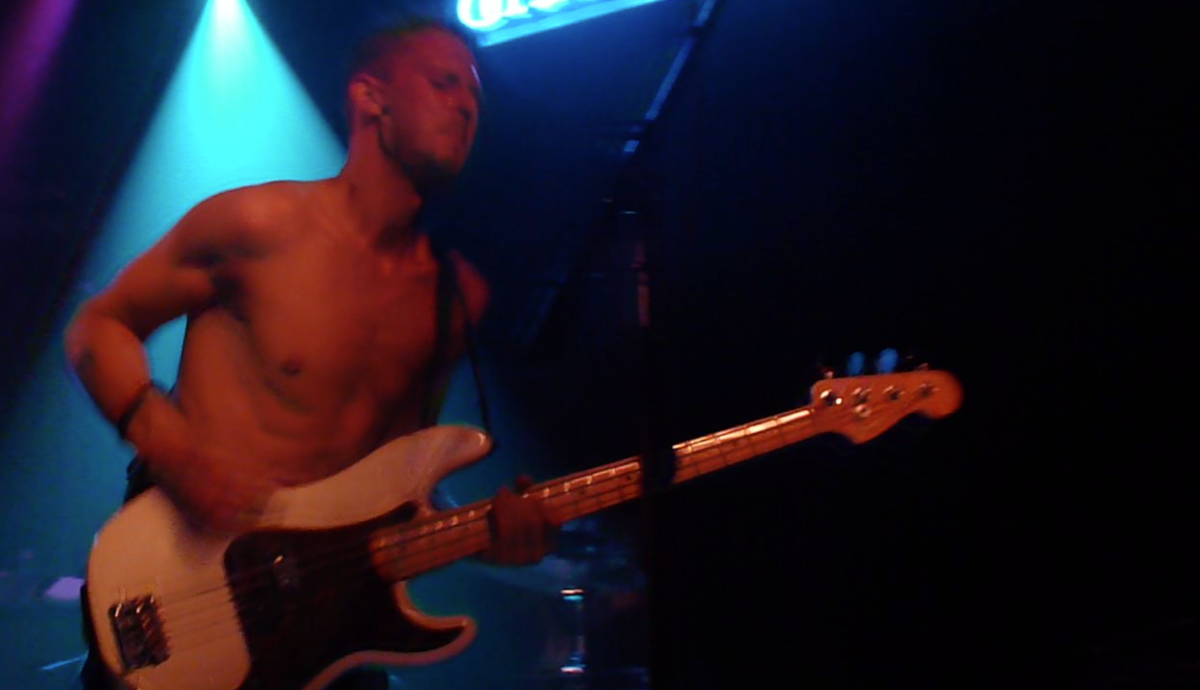 juliequips's tweet photo. 🚫👕It was T-shirtless weather @theTroubadour for #SamRourke @CircaWaves.
Is there a bassist more fun to watch?👀💕 http://t.co/oa1sPM9Sjq