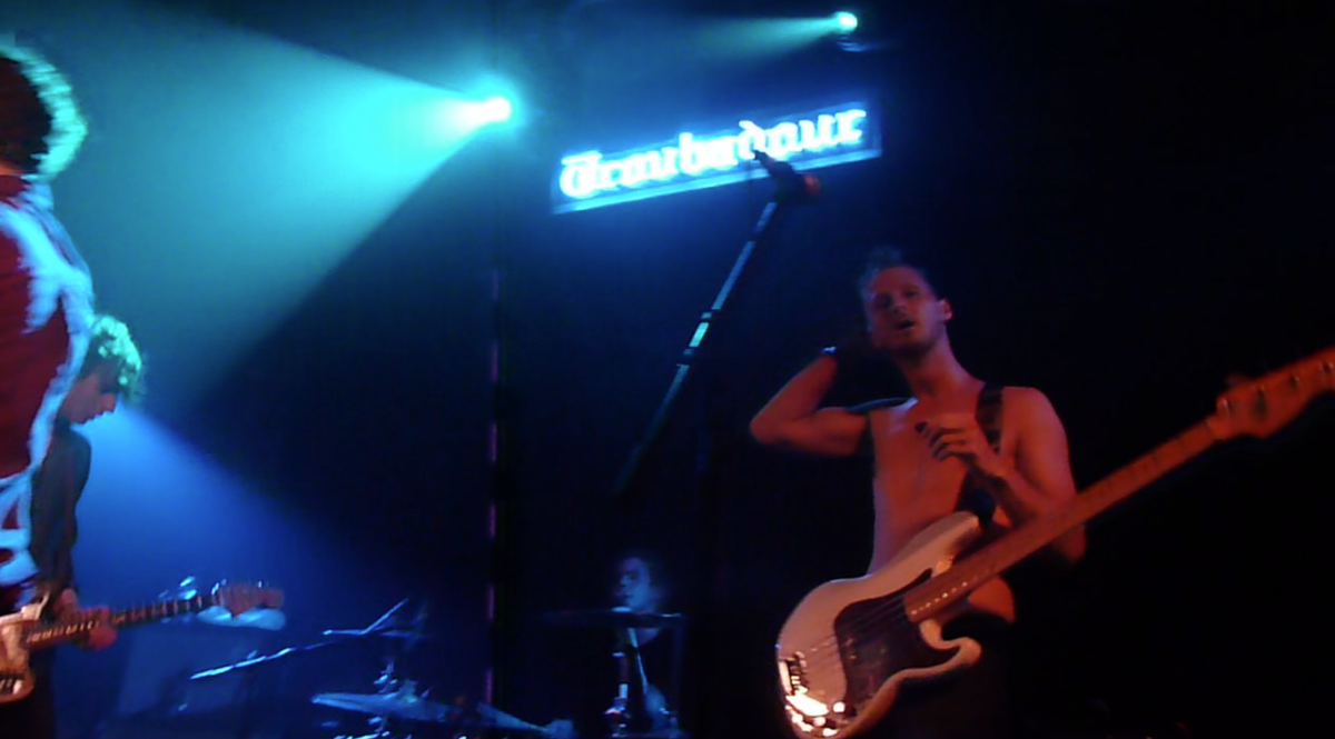 juliequips's tweet photo. 🚫👕It was T-shirtless weather @theTroubadour for #SamRourke @CircaWaves.
Is there a bassist more fun to watch?👀💕 http://t.co/oa1sPM9Sjq