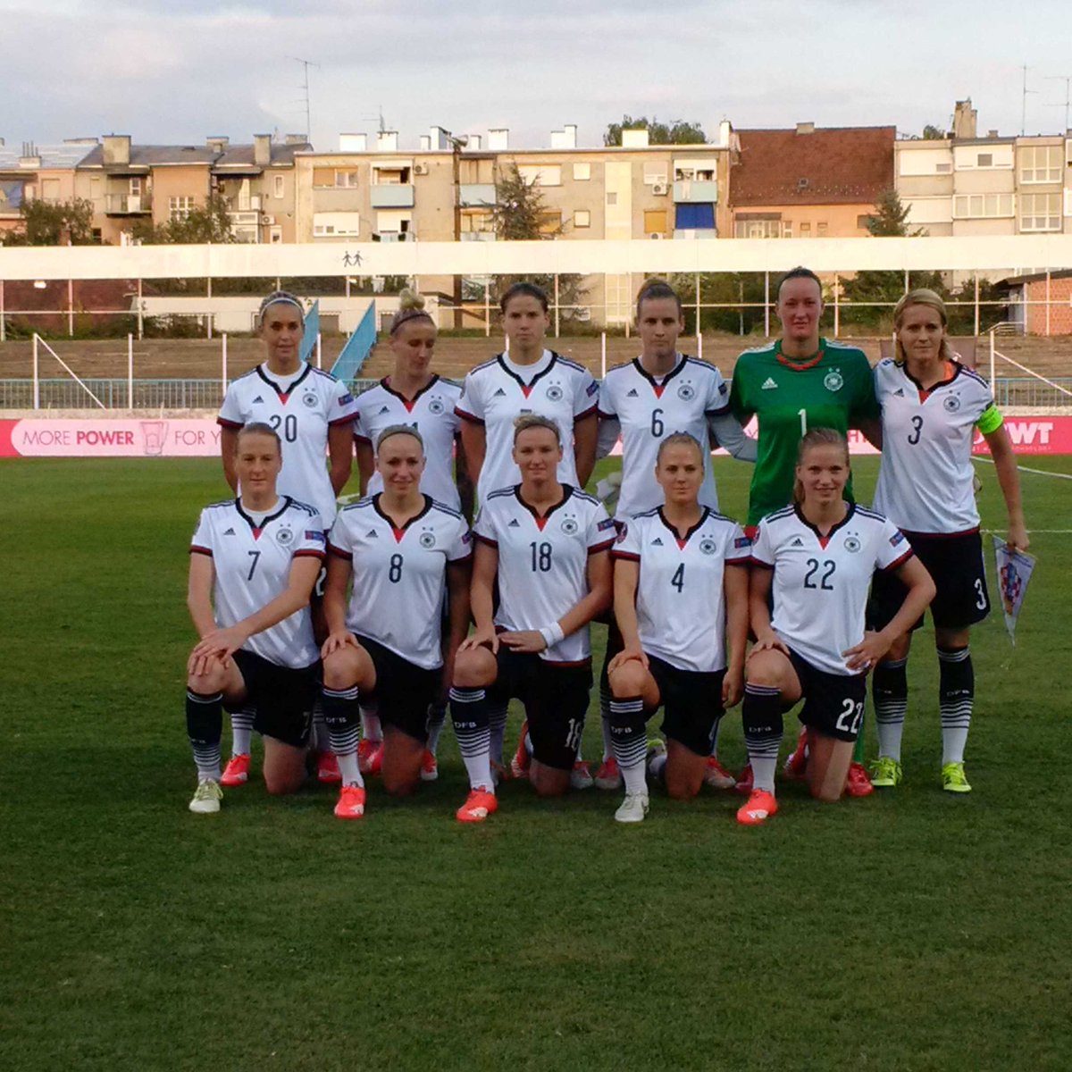 DFB_Frauen's tweet photo. Auf geht's Mädels! #CROGER http://t.co/Yn83GV8JsW