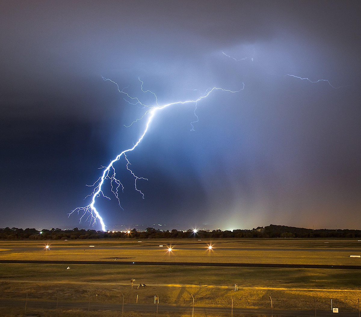 Yıldırımı Düşmeden 8-30 dk Önce #Tahmin ve #İhbar Eden #Sistem: shunttech.com/yildirim-tahmi… #yıldırım #şimşek #elektrik