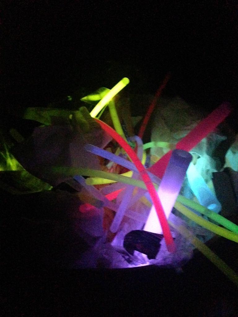 JesuDesu's tweet photo. The trash in our hotel glows 😂😂dying laughing #BlastAftermath http://t.co/roRWd3YeTq