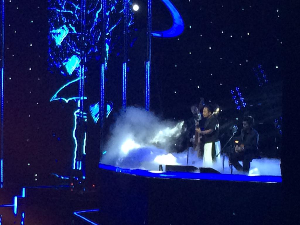 bagimana penampilan Payung teduh barusan? bikin adem kan ya hihihi #AMIawards2015. masih stay tune kan di RCTI? 😊😊😊