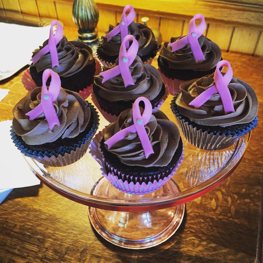 TheHillhurstInn's tweet photo. @CBCF_PEI Day 2 of #ThinkPinkWeek and today for our guests we have chocolate cupcakes with pink awareness ribbons! http://t.co/sNA5VwP9El