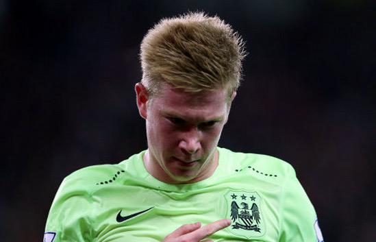 mcfc_lads's tweet photo. Kevin De Bruyne pointing to the badge. It's love at first sight http://t.co/9rHtQJ9BH2