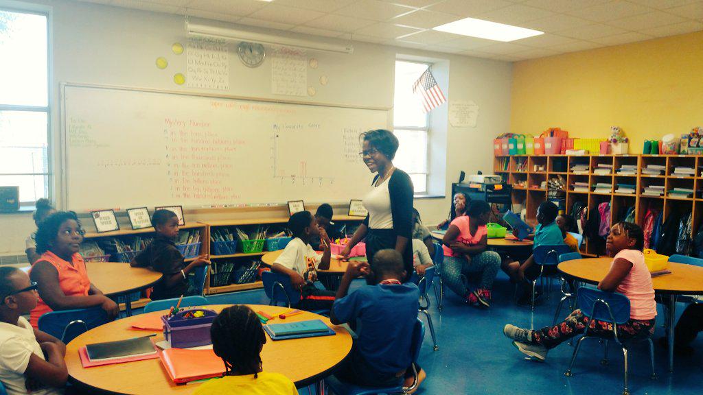 CES360_Love's tweet photo. Miss Sanders teaching across the curriculum! Reviewing genres while introducing graphs by taking a class poll! http://t.co/irOeWe7um6