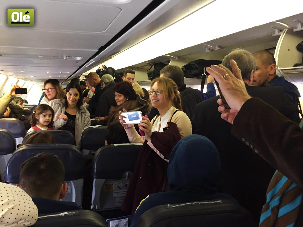 DiarioOle's tweet photo. #Tevez fue el más buscado por los pasajeros en el vuelo del plantel de #Boca a Córdoba http://t.co/vwsoNUny5i http://t.co/bJfpAPobdT