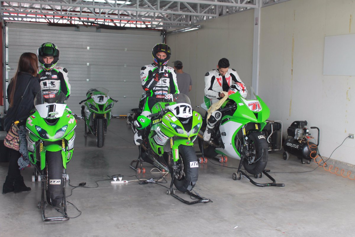 #Chile #Box #TeamMotorradRacing <a href="/MotorradRacing/">Motorrad Racing Team</a> Campeonato Chileno Velocidad con @MartinScheib y <a href="/maxischeib/">Maxi Scheib</a>