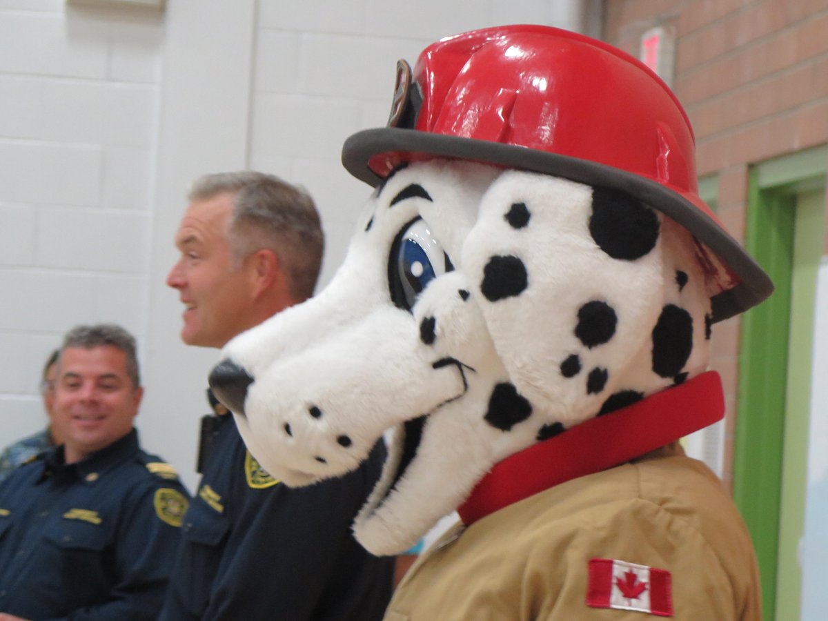 TDJ_FS's tweet photo. Première pratique d'évacuation d'incendie. Sparky et les pompiers Derrek et Ed  nous ont accompagnés. http://t.co/2rayx9emCy