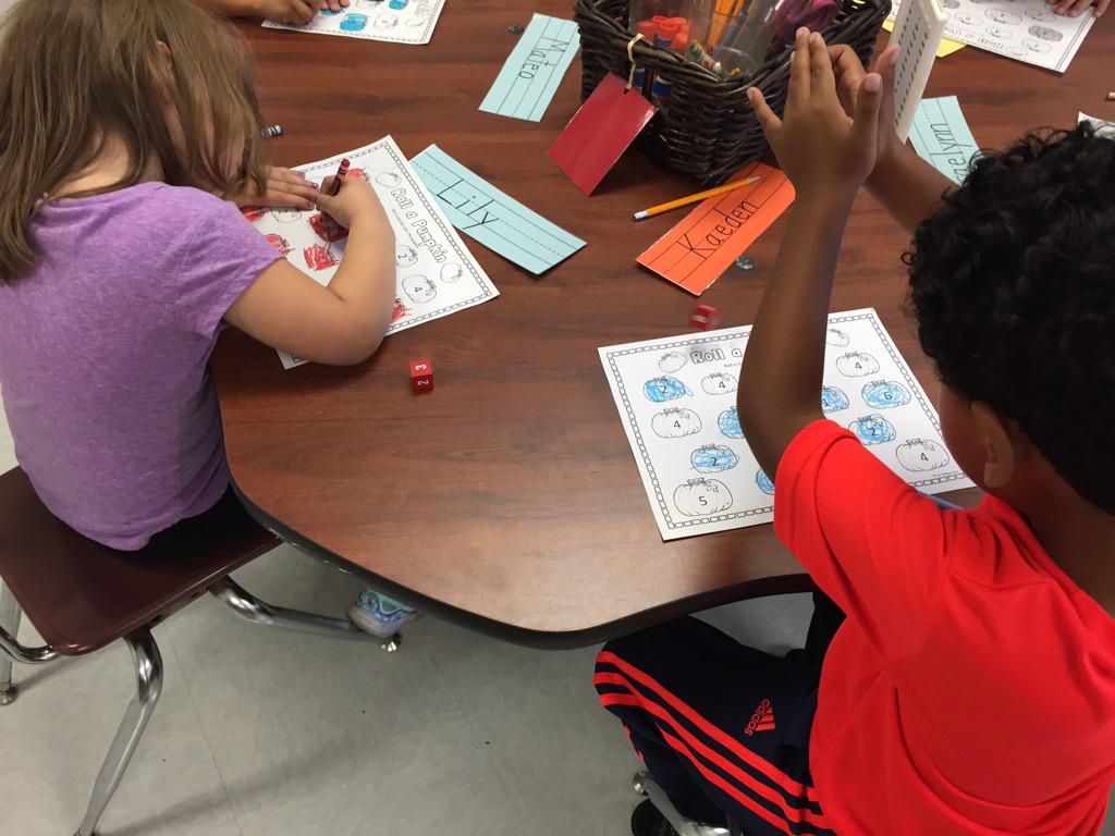 MrsMinorsKinder's tweet image. We played "Roll a Pumpkin" today to practice numbers 1-6. #math #falltimefun