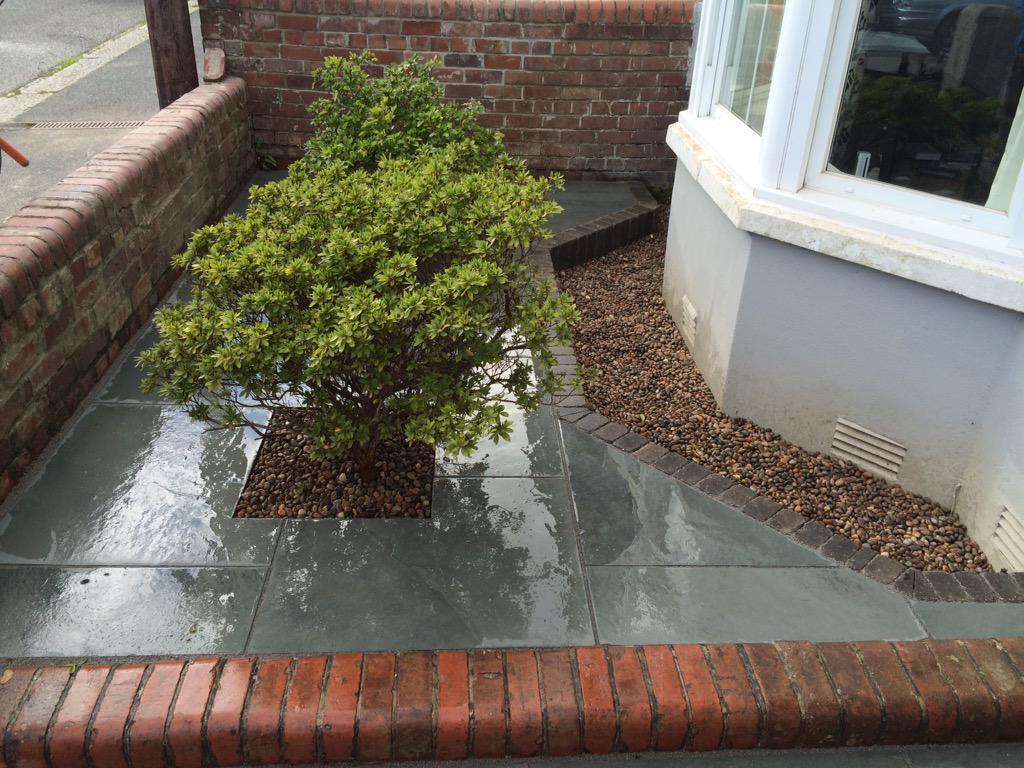 AbleLandscaping's tweet photo. A little kerb appeal. Built with @MarshallsReg casarta slate & new drivesys riven stone #TruroHour #tinylandscapes π http://t.co/aBtSzFKnam