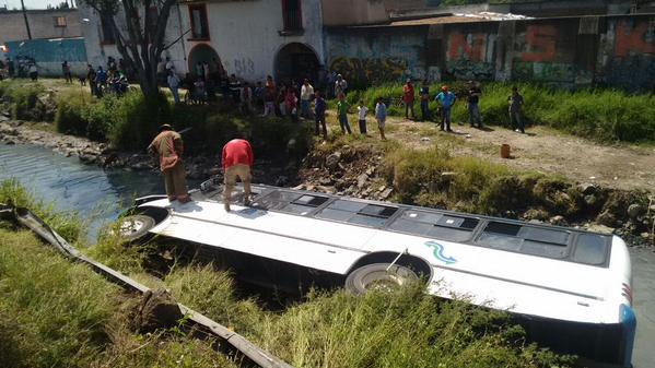 Caída de autobús deja 25 lesionados en Tlaquepaque - CPhowtoUAAA1ZKZ