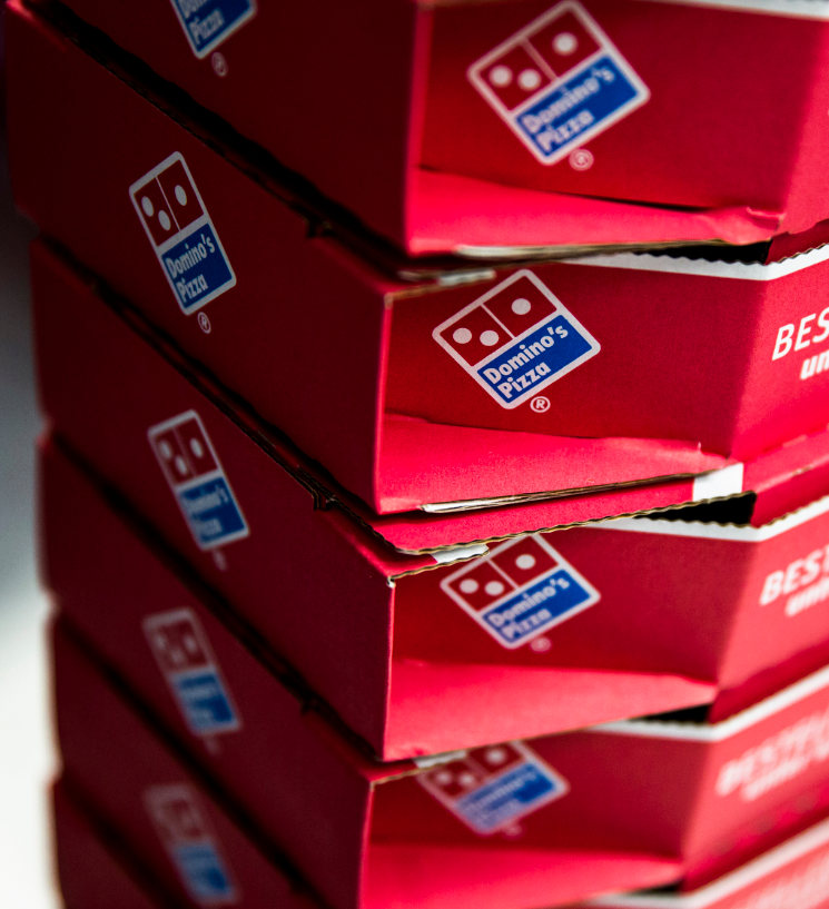 wisdomwatch's tweet photo. Dominos ↔ Man who returns $1,300 found in pizza box gets free pies for a year. Dough dough! http://t.co/h5xWiPlcX7 http://t.co/HHN2Oe29nz