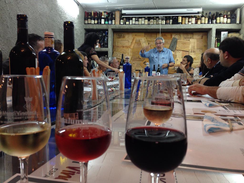 Papersdevi's tweet photo. Jordi Pujolràs dirigeix la primera sessió d'iniciació al tast de la #SetmanaVi @DoaIella @ALTAALELLA @bouquetdalella http://t.co/meqQiu02pu