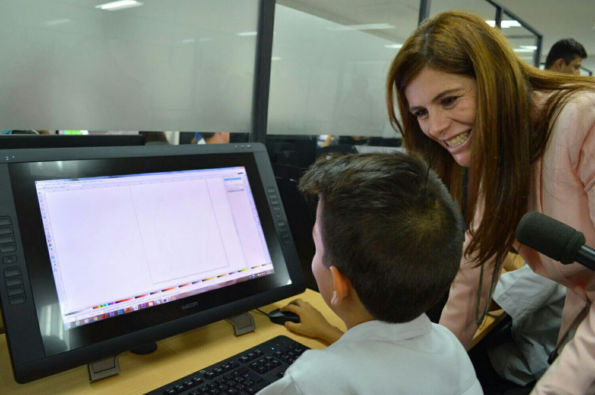 IndustriaDigCol's tweet photo. Vice TIC @MCarolinaHoyosT recorre el @ViveLabBuc en compañía de niños y emprendedores #VivelabTour http://t.co/2Lb5WoKawE